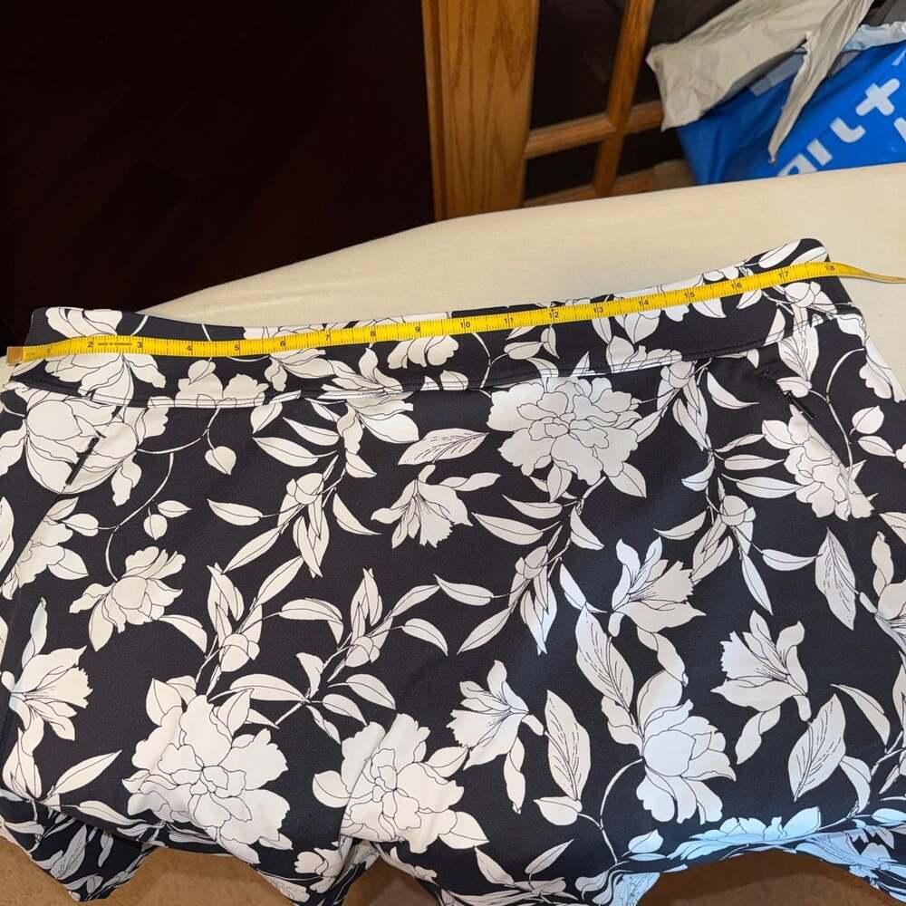 EUC TOMMY BAHAMA SZ L AUBREY ISLAND ZONE SKORT SKIRT BLACK & WHITE FLORAL PRINT - Picture 8 of 10